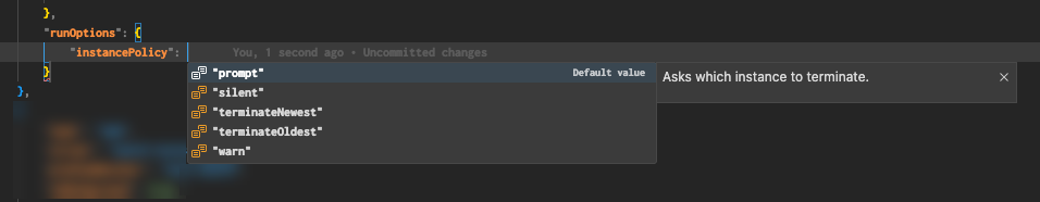 tasks.json ファイルで instancePolicy が設定され、デフォルト値として prompt を含むオプションが表示されているスクリーンショット。
